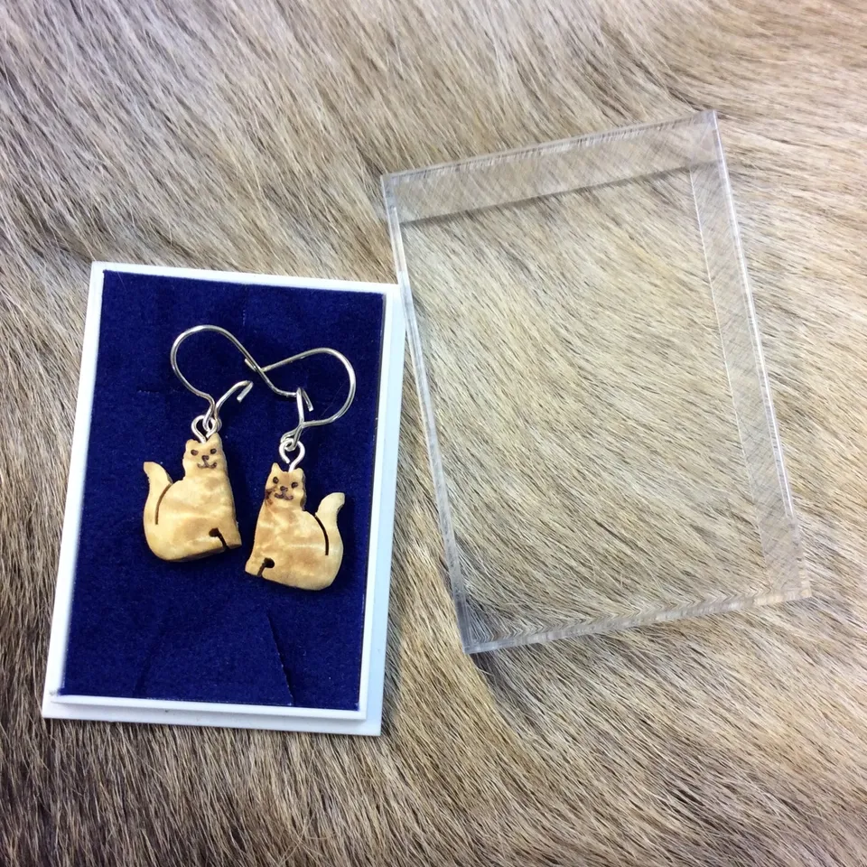Wood Jewel 228K Katze Ohrringe sitzend Maserbirke